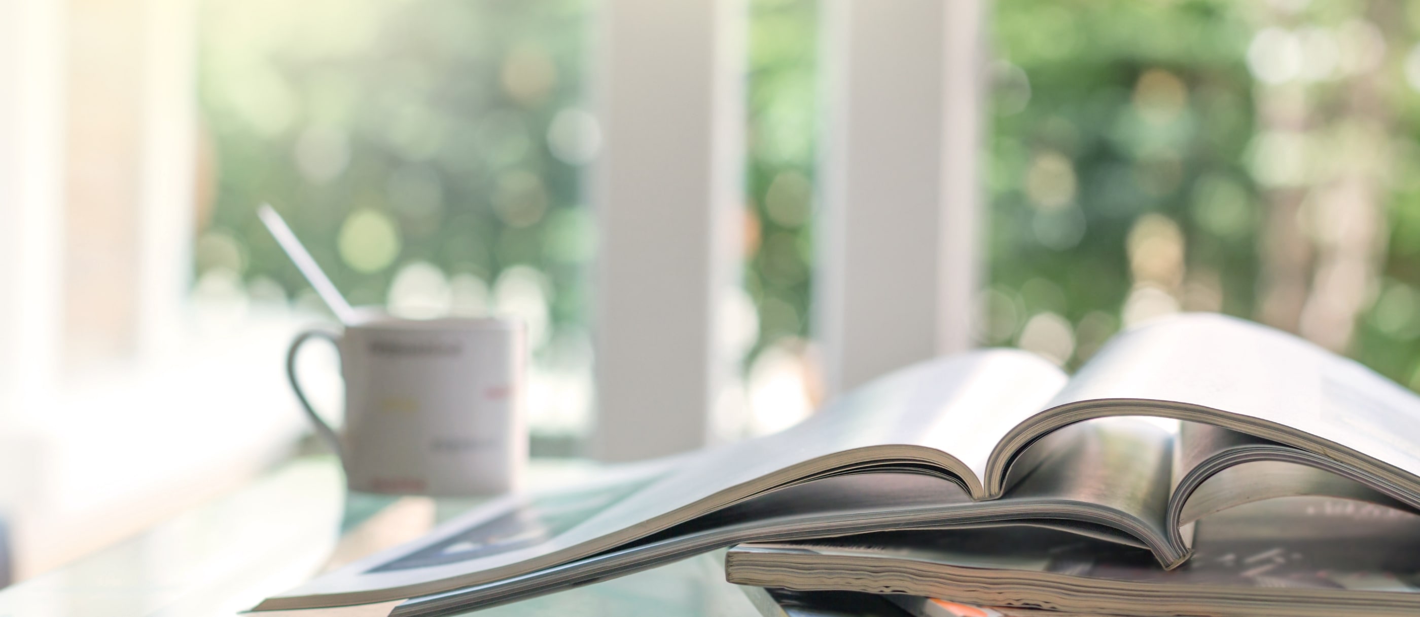 テーブルの上に開かれた雑誌