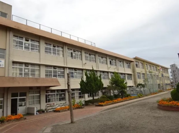 八幡小学校・徒歩7分(500m)