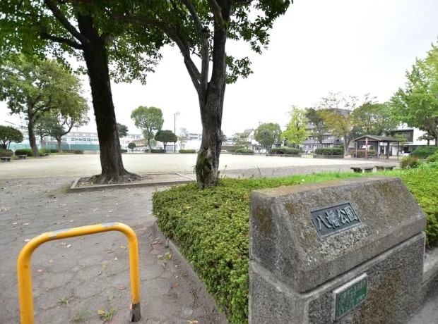 八幡公園・徒歩4分(250m)
