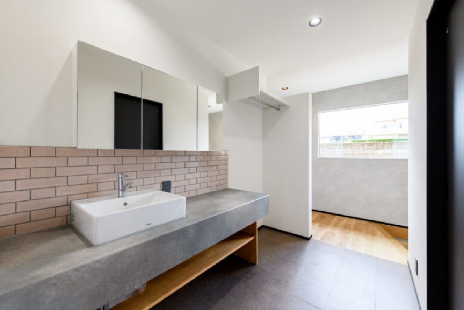 落ち着きと遊び心が両立する、大人お洒落な家