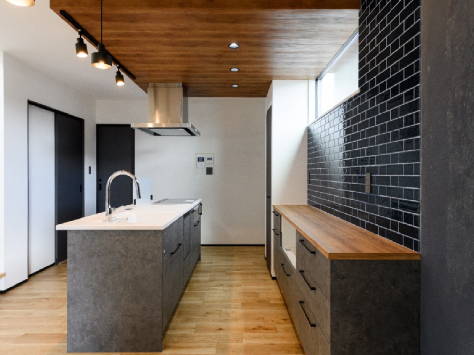 落ち着きと遊び心が両立する、大人お洒落な家